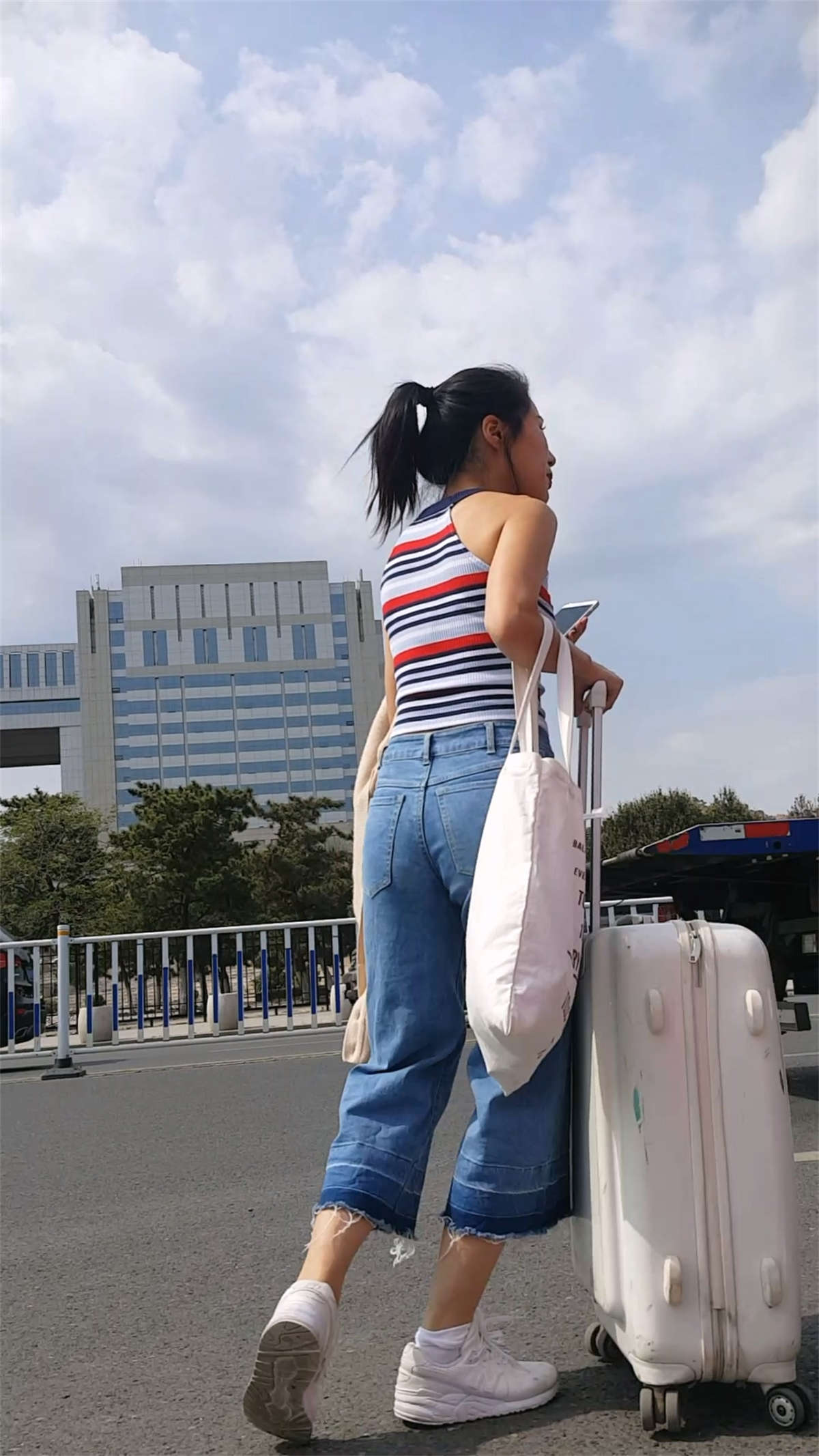 拉行李的两个小美女-日更街拍