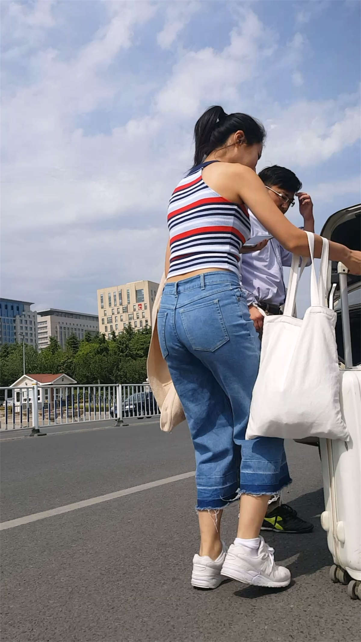 图片[2]-拉行李的两个小美女-日更街拍