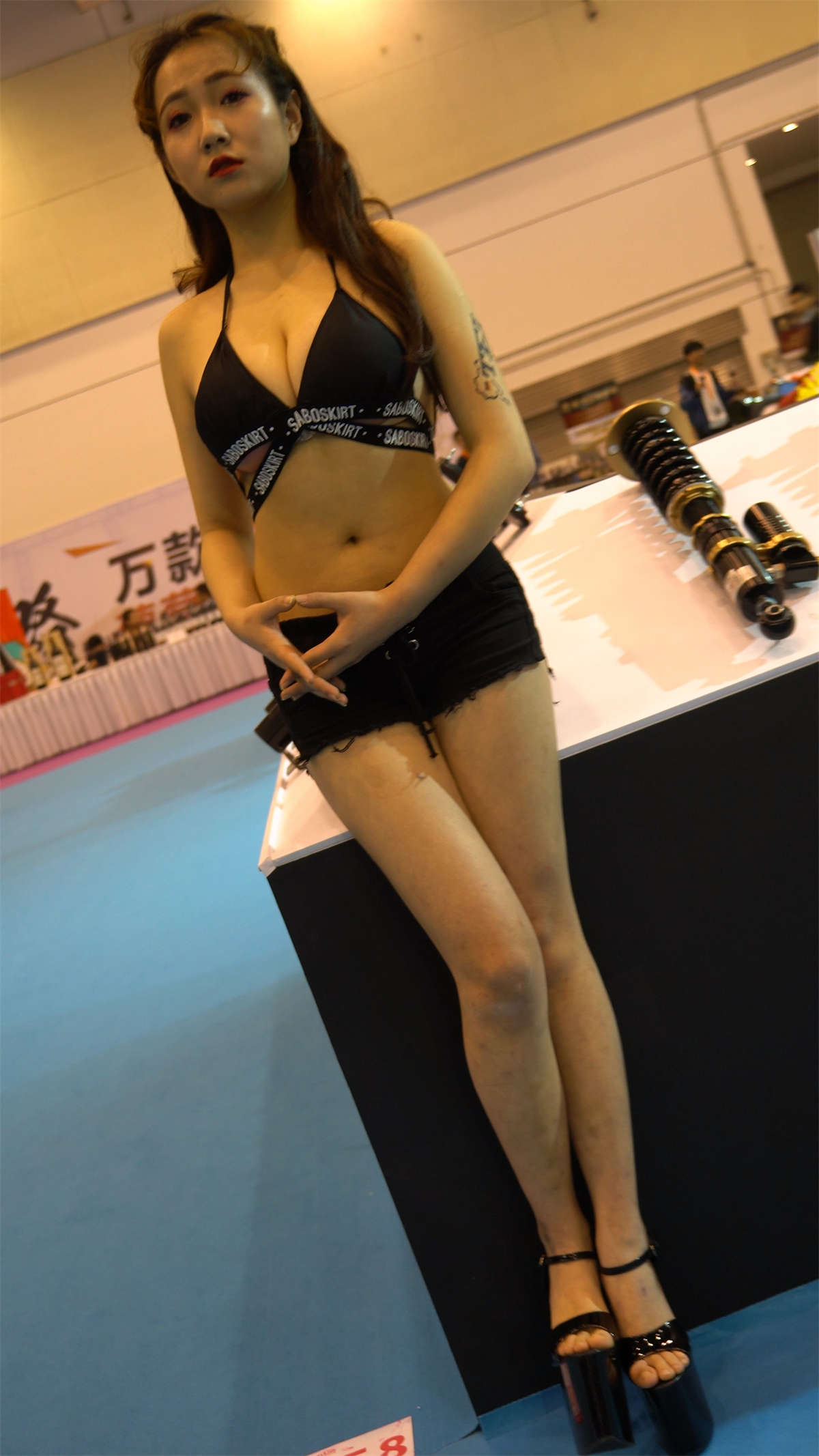 图片[2]-丰满短衣短裤美腿成熟车展靓模-日更街拍