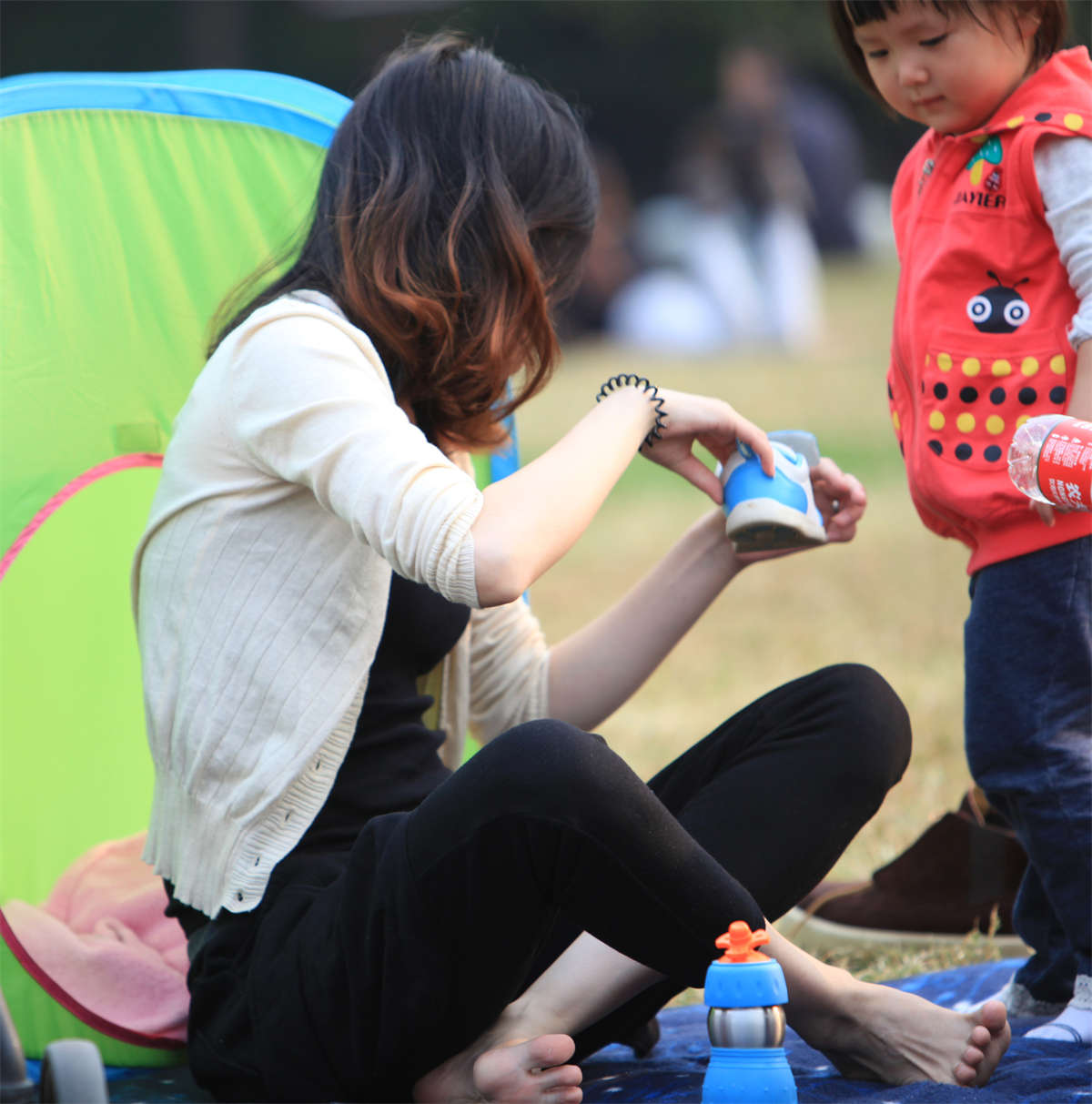 图片[2]-踏青公园街拍系列No.1318 长发白足少妇收官-日更街拍