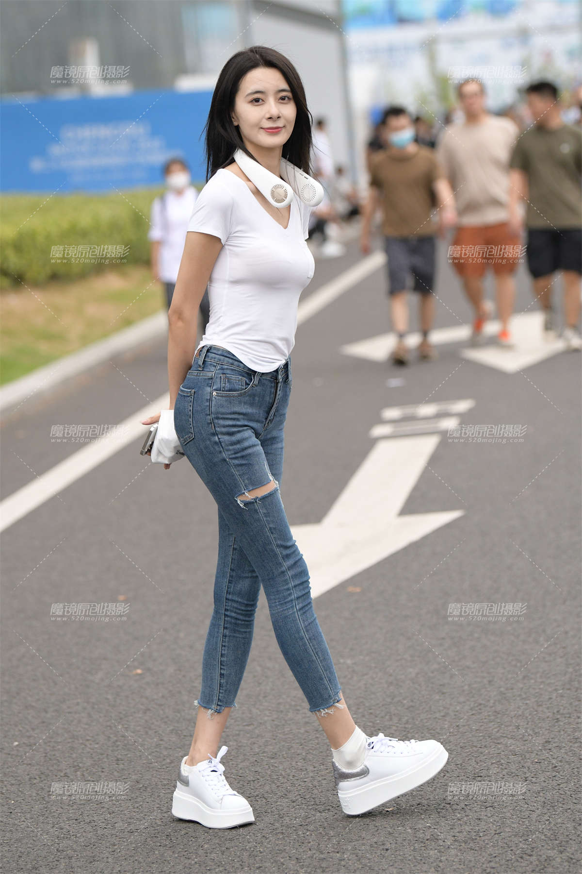 纤细美腿，紧牛美女-日更街拍