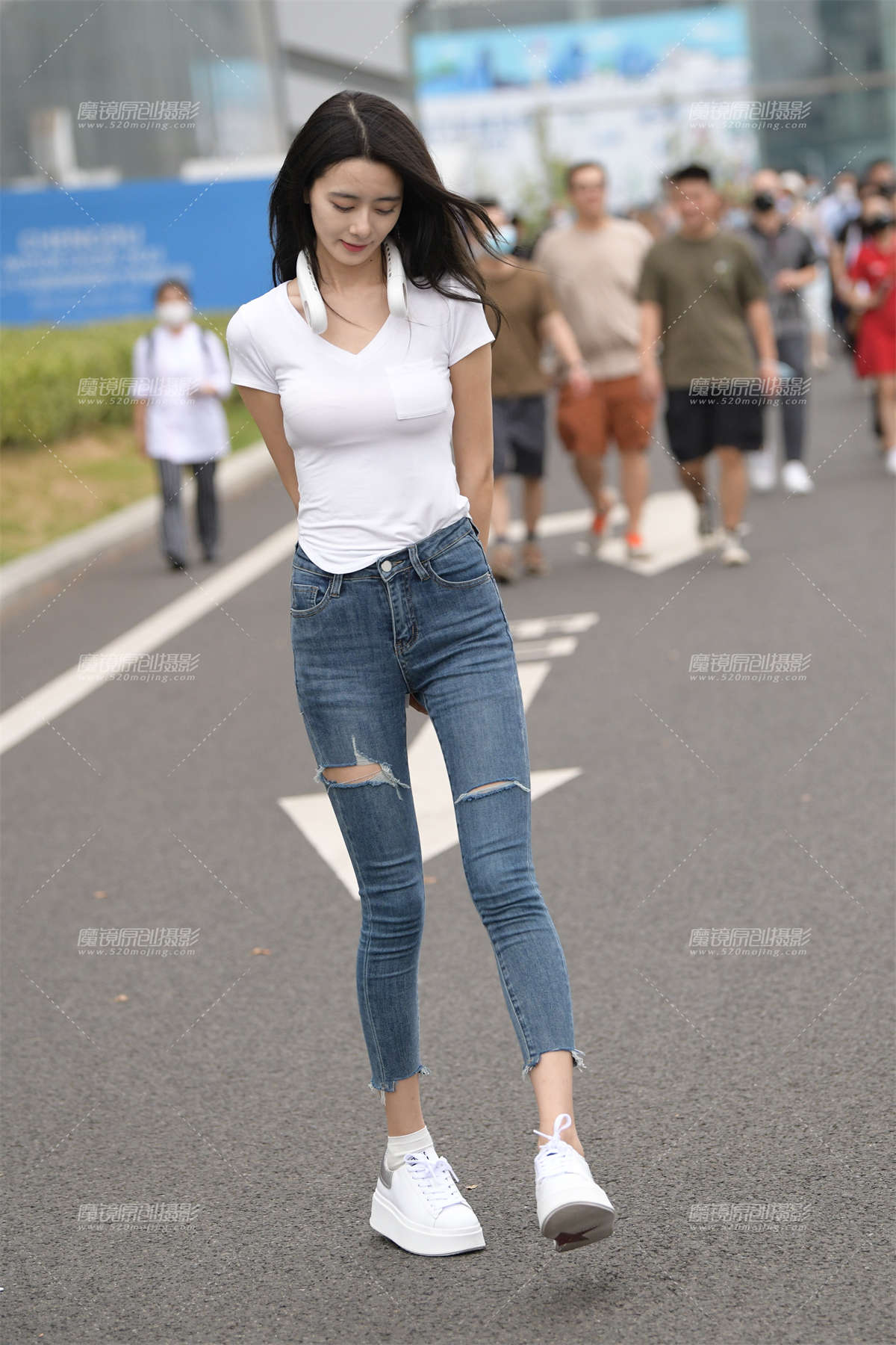 图片[2]-纤细美腿，紧牛美女-日更街拍