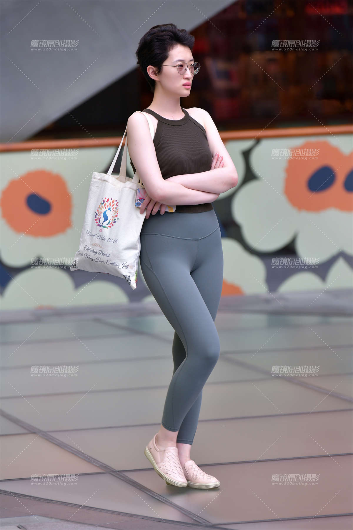 ★短发干练瑜伽裤美女-日更街拍