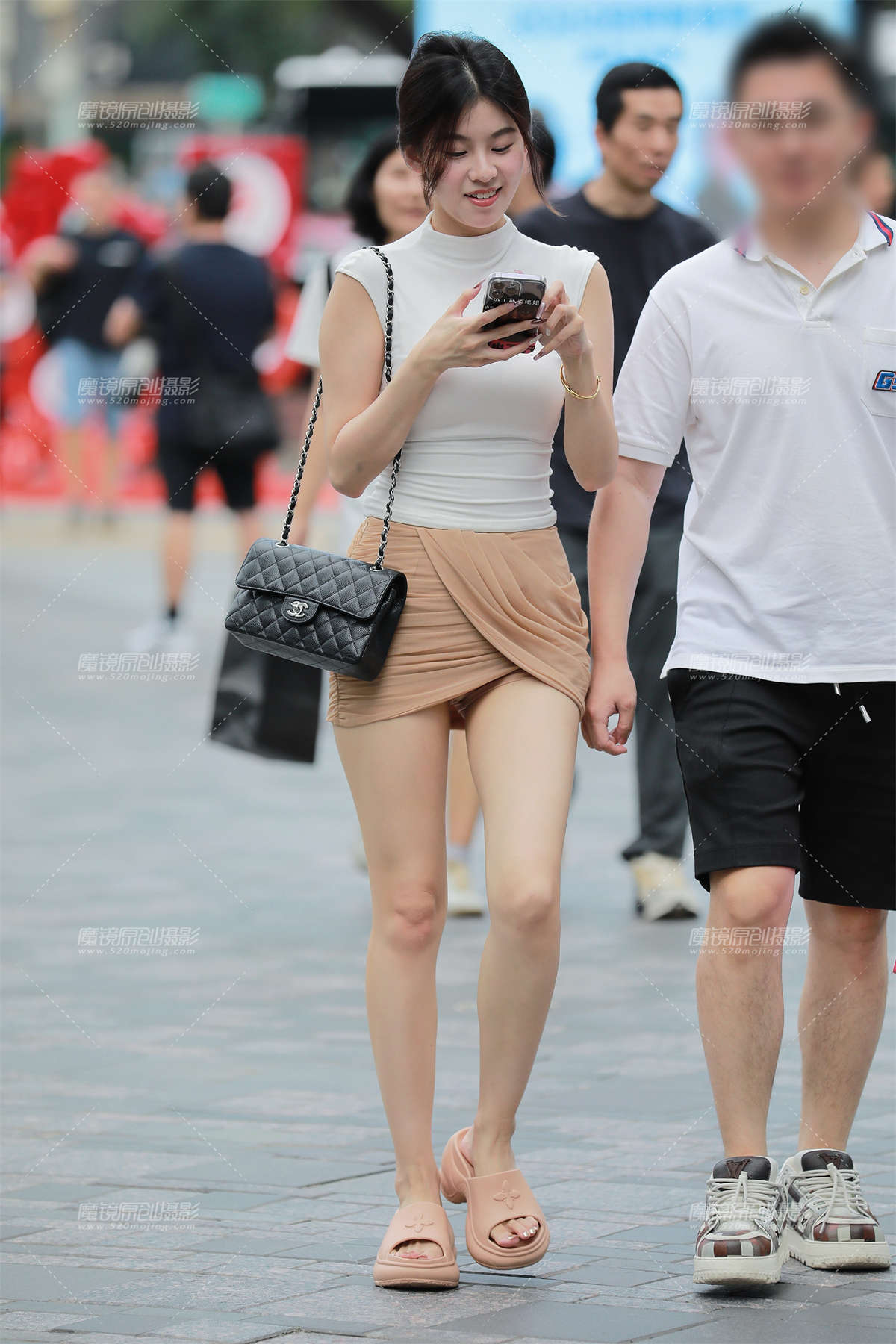 棕色超短包臀裙-日更街拍