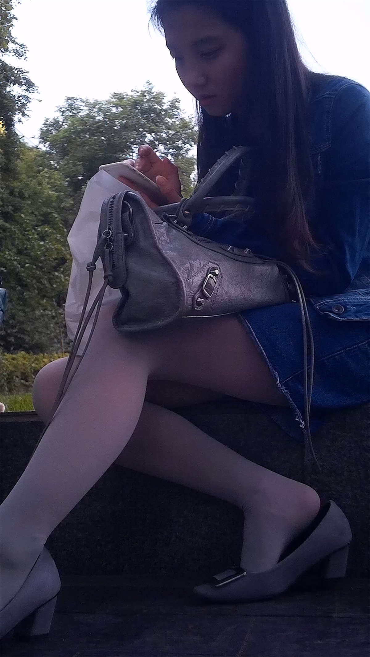 图片[2]-小美女的灰色丝袜坐姿-日更街拍