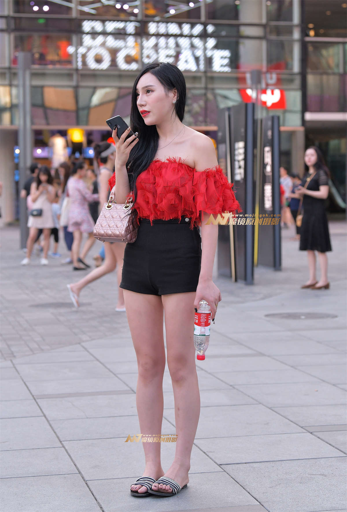 【街拍之魂赛帖】B99、等人的红衣长发美女-日更街拍