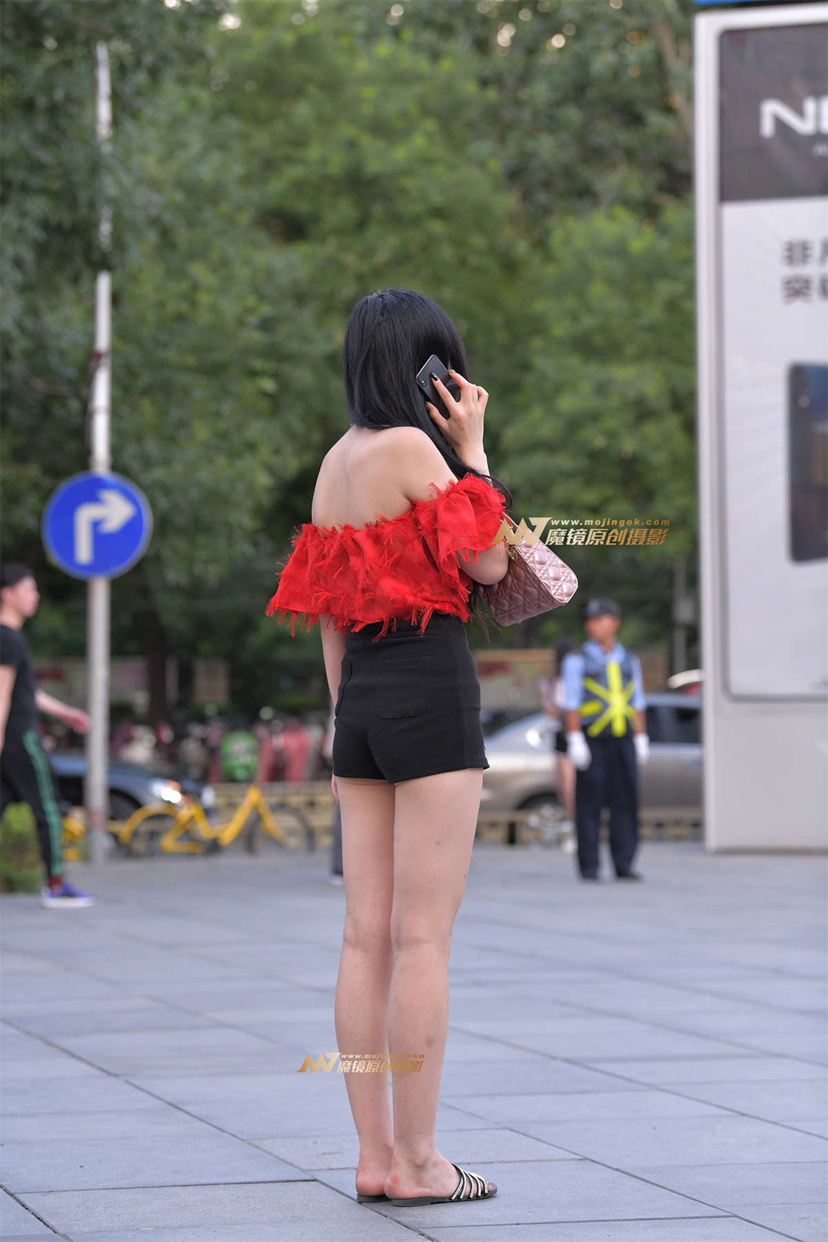 图片[2]-【街拍之魂赛帖】B99、等人的红衣长发美女-日更街拍