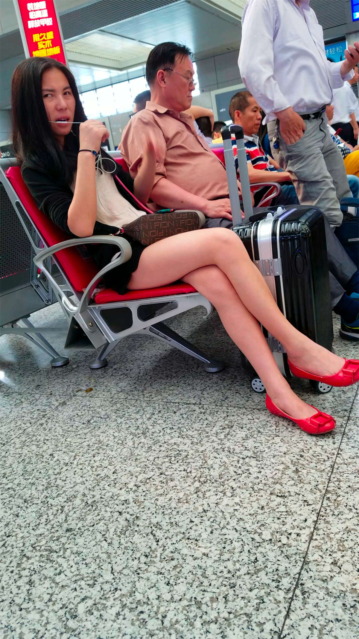 [4K高清视频]飞机场街拍大白腿美女-日更街拍