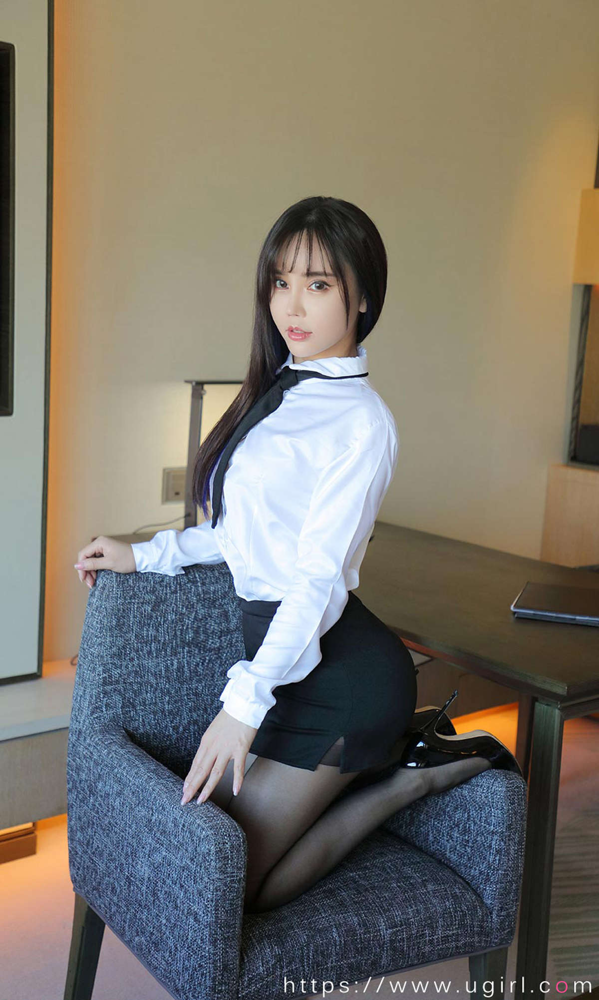 Ugirls爱尤物 NO.2132 艾小青 危情公关-日更街拍