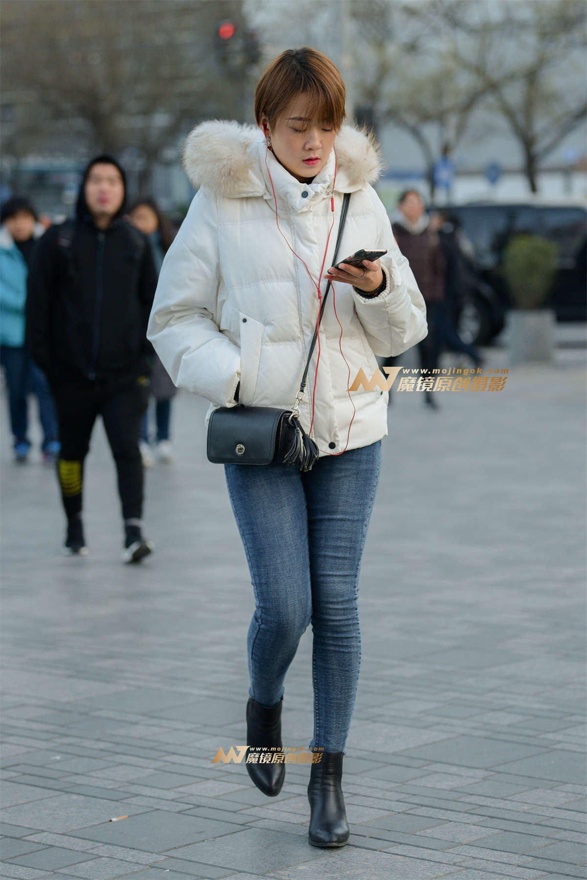 紧身仔裤 时尚高跟鞋 短发美少妇-日更街拍