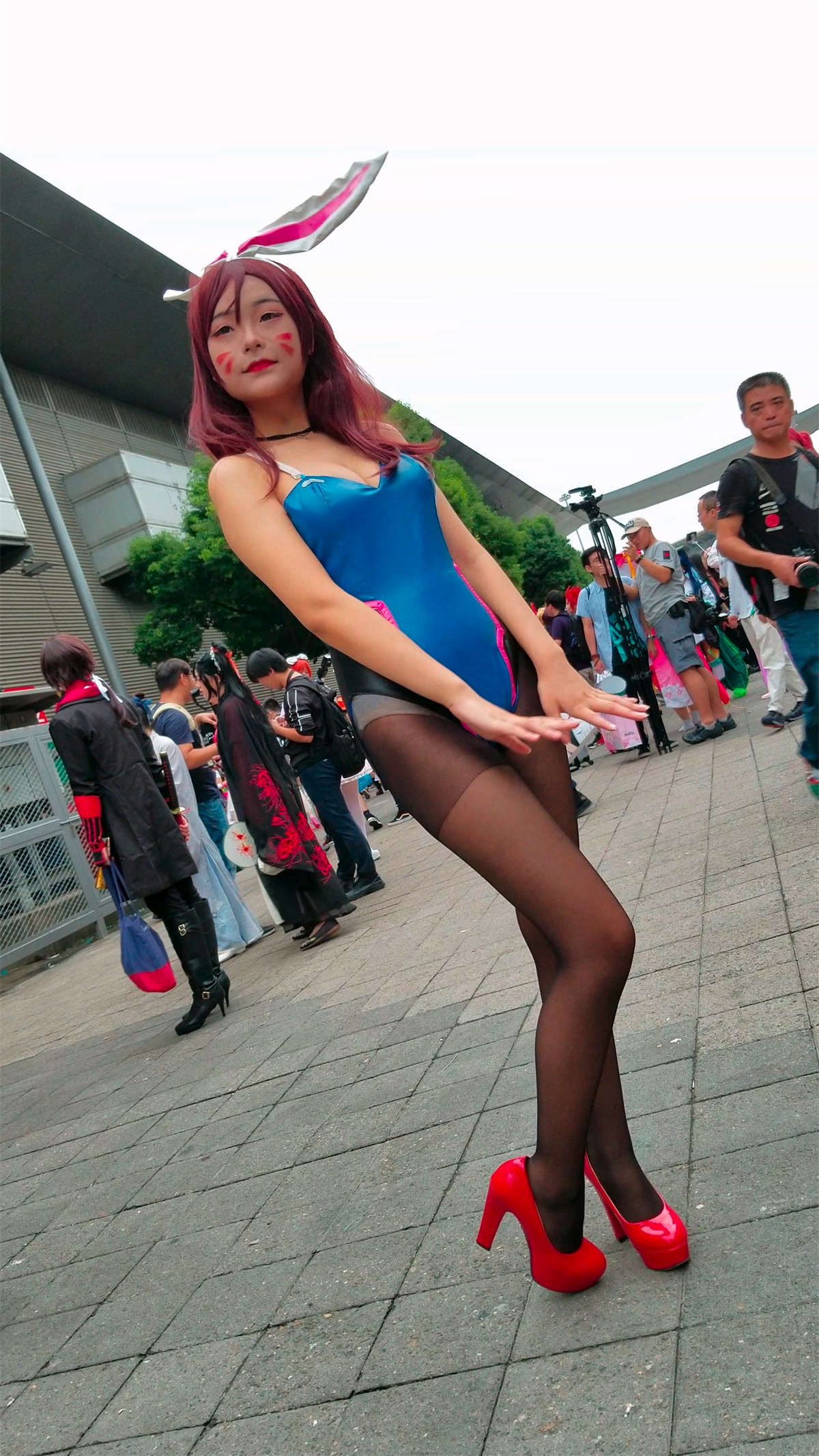 图片[2]-黑丝袜红高跟紧身连体衣cosplay的肉肉女孩-日更街拍