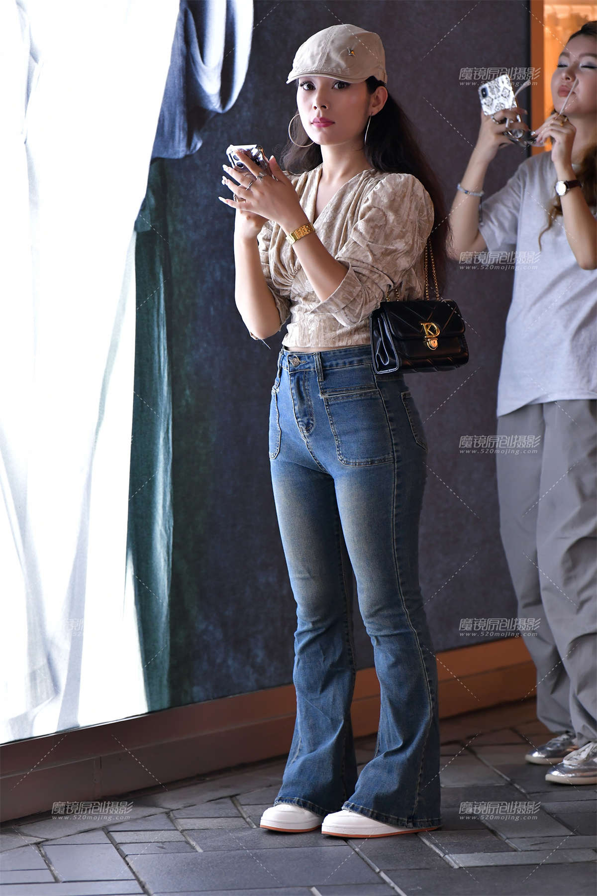 ★耳环牛仔裤美女-日更街拍