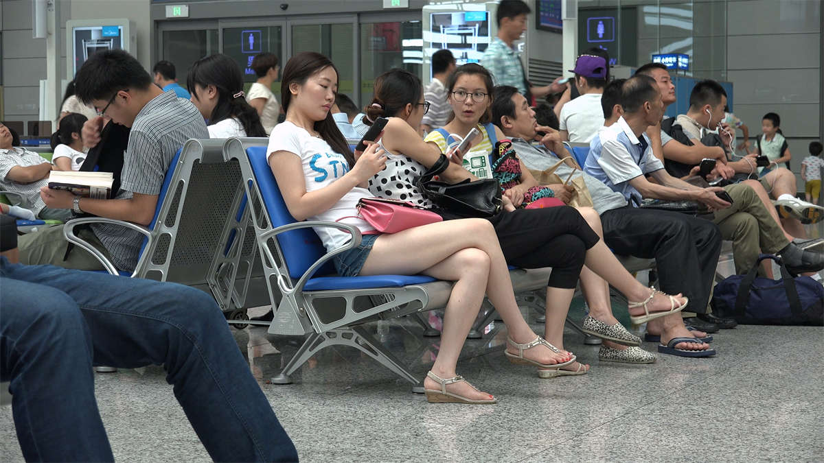 年轻姑娘的长腿玉足再加抖脚，你应该会喜欢-日更街拍
