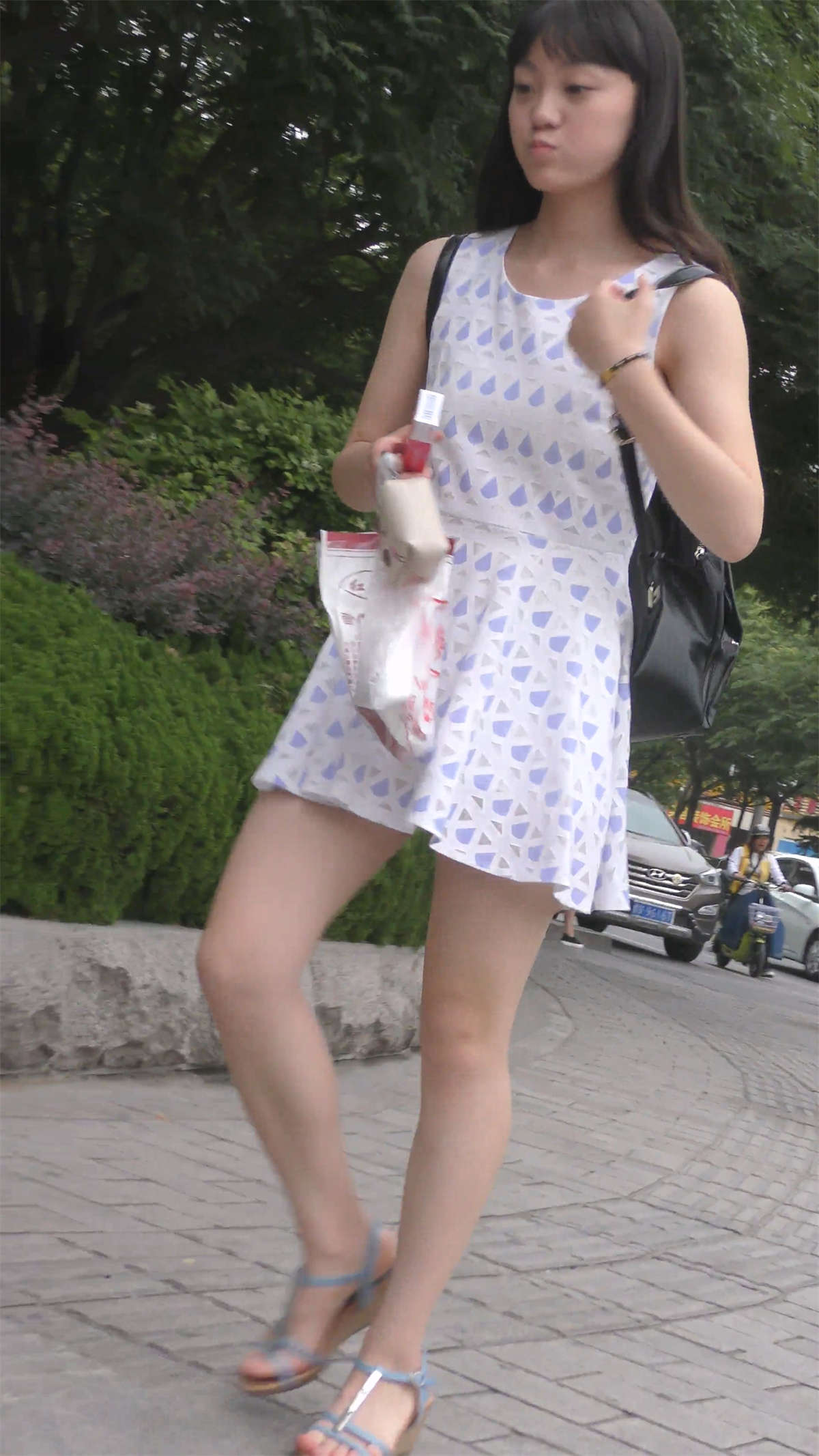 图片[2]-短裙美女的白皙美腿-日更街拍
