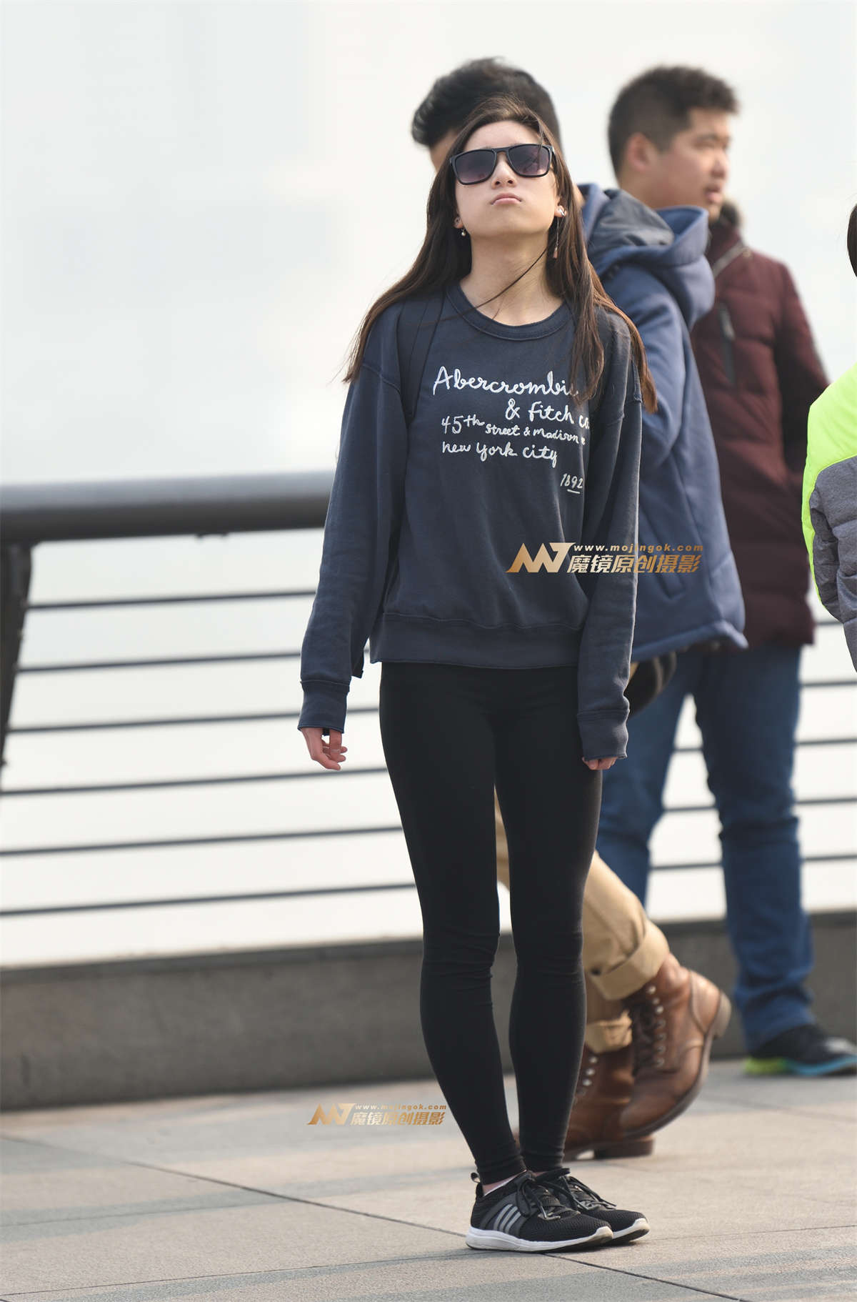 青涩的黑色弹力裤小女孩（15P）-日更街拍