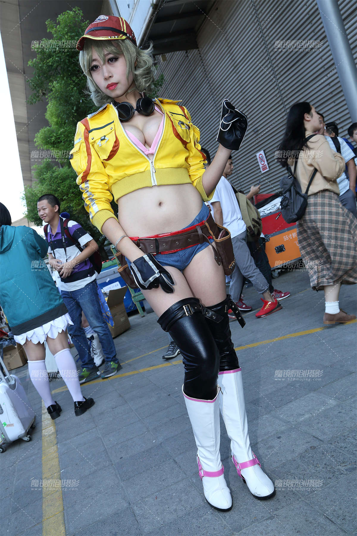 小背心配小热裤真性感-日更街拍