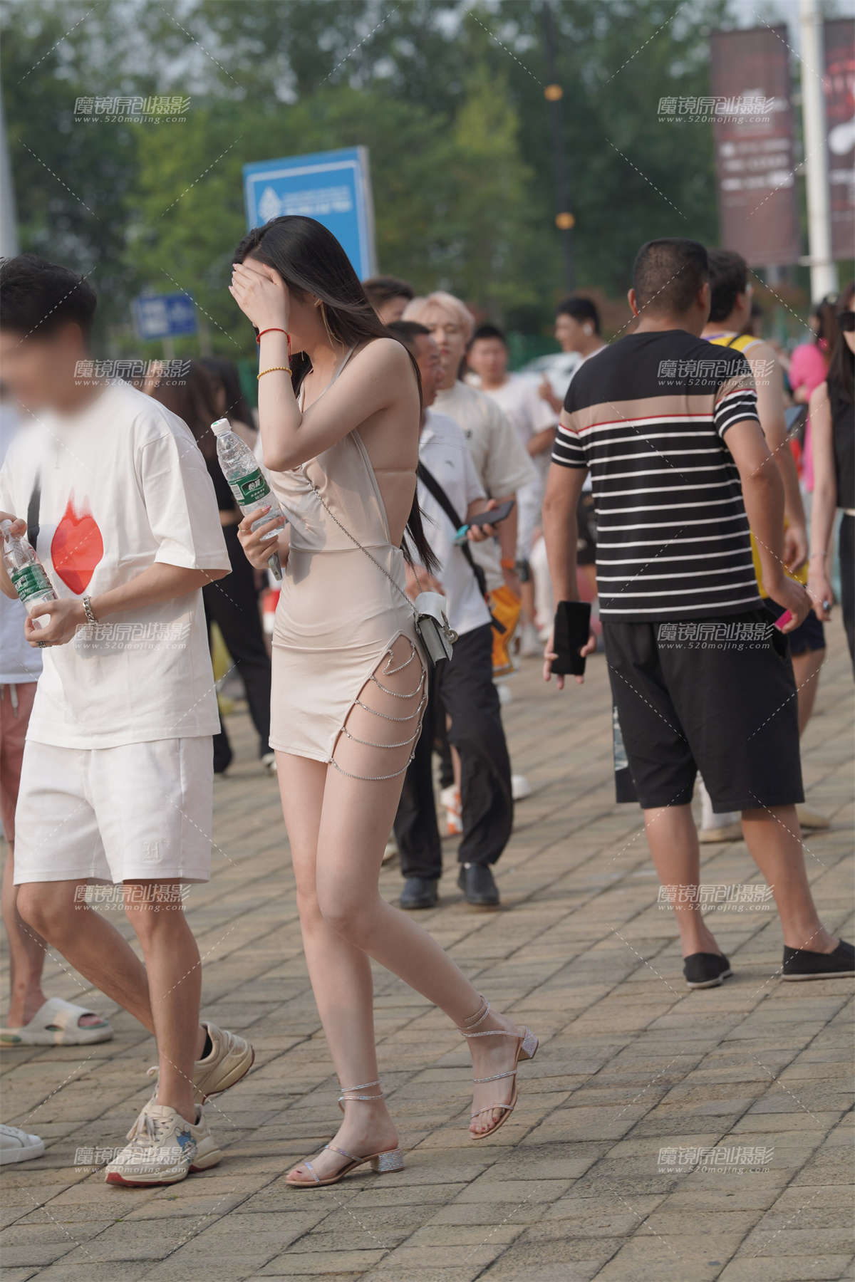 肤白大长腿-日更街拍