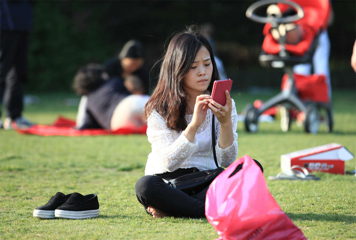 图片[2]-踏青公园街拍系列No.1126 长发披肩，盘腿而坐，两只足底都露出了-日更街拍