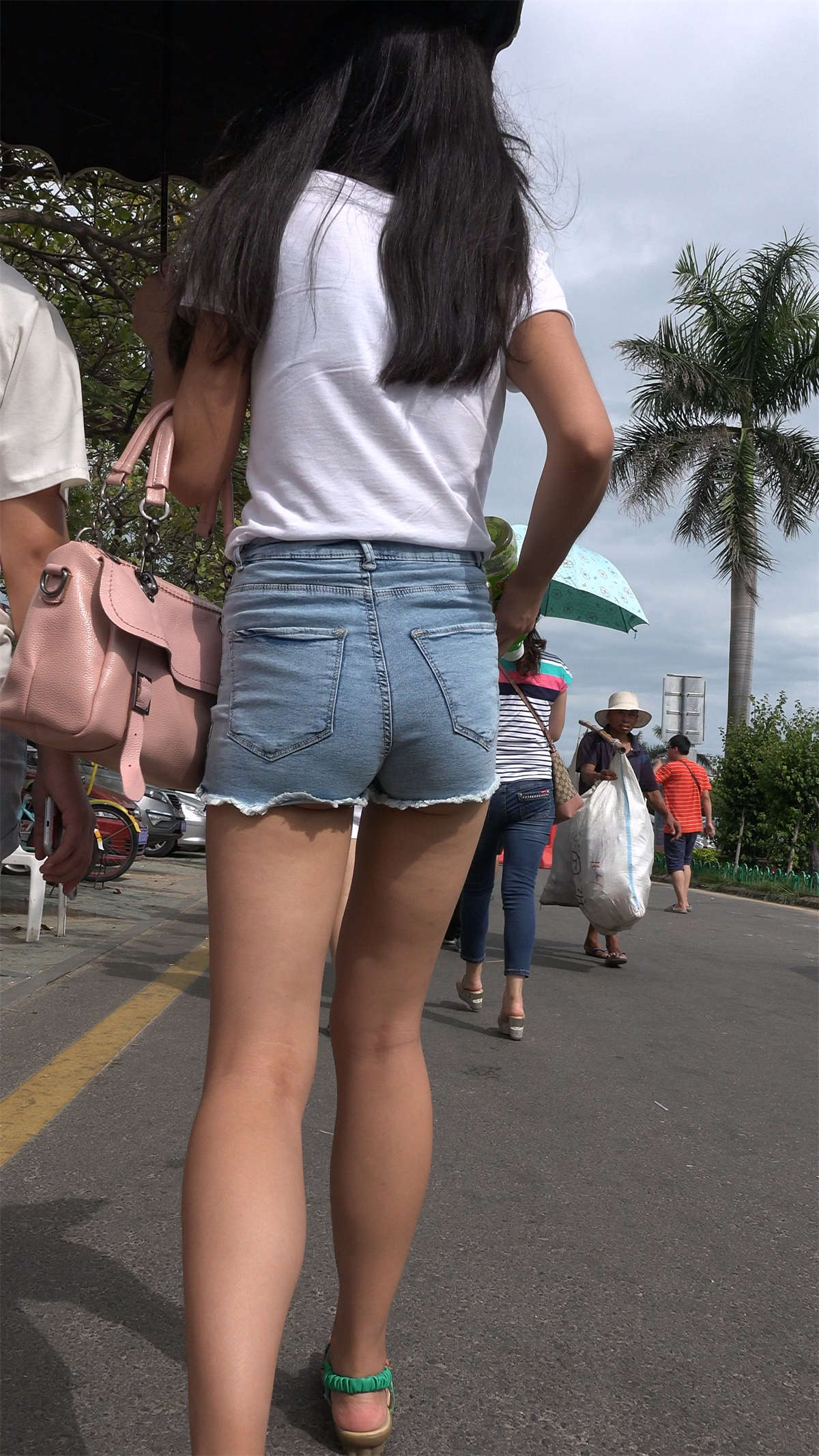 图片[2]-极品热裤小妹-日更街拍