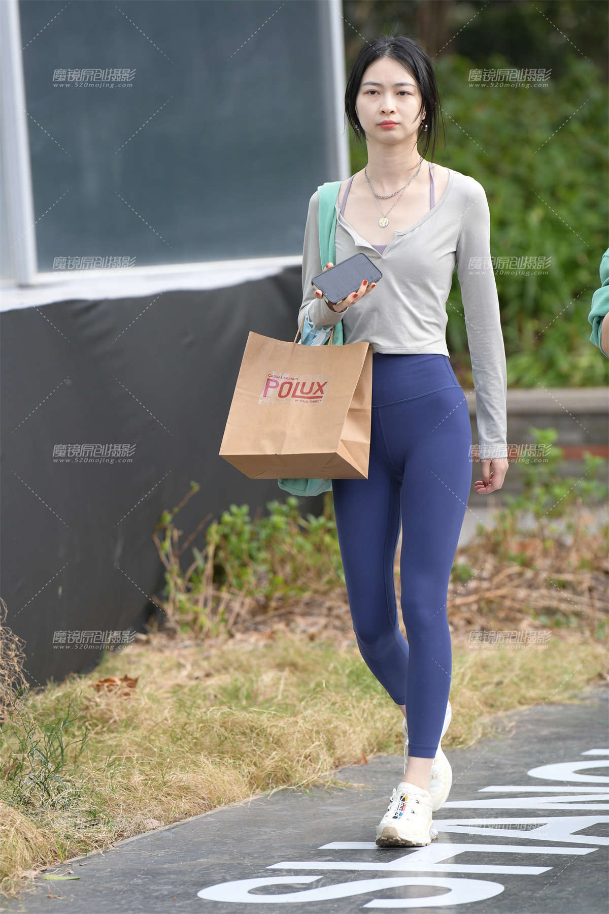 藏蓝色紧身裤-日更街拍