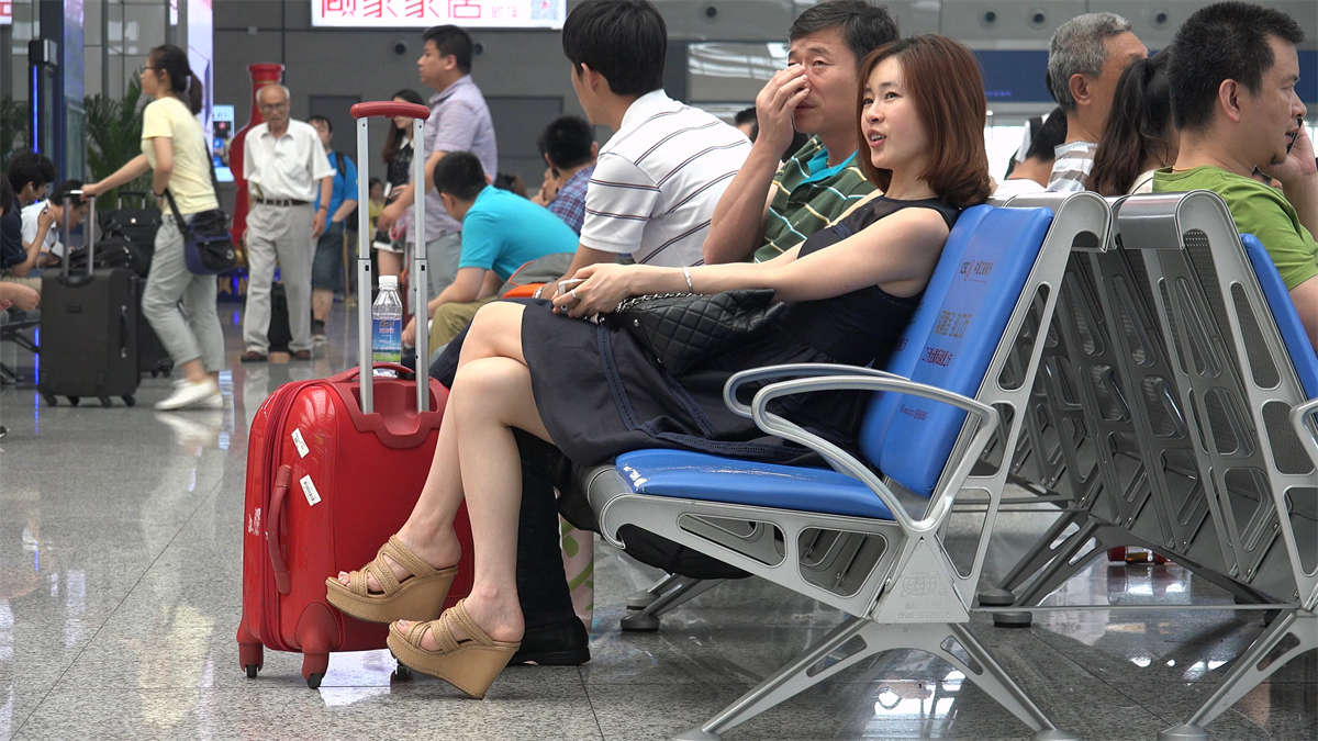长腿MM的高分美足-日更街拍