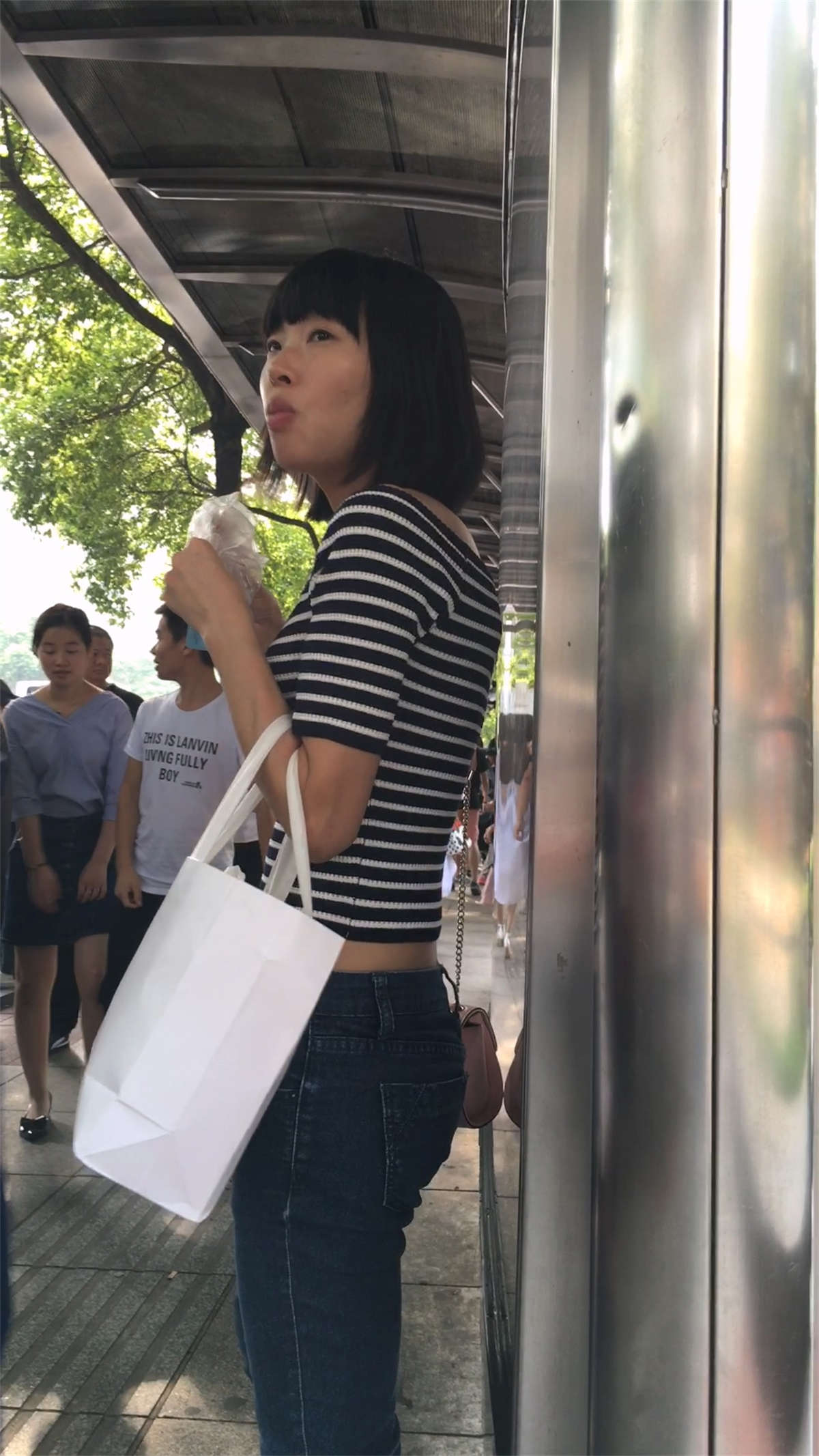 图片[2]-等公交的蓝色紧身牛仔裤美眉饱满圆臀-日更街拍