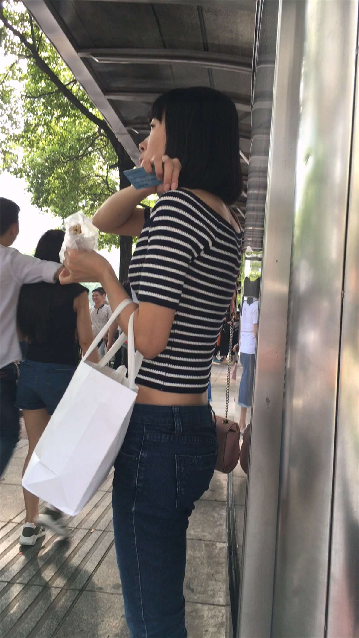 等公交的蓝色紧身牛仔裤美眉饱满圆臀-日更街拍