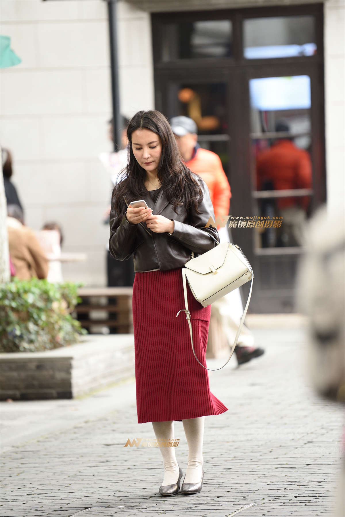 【fan922原创】红裙皮衣，别有一番滋味（13P）-日更街拍