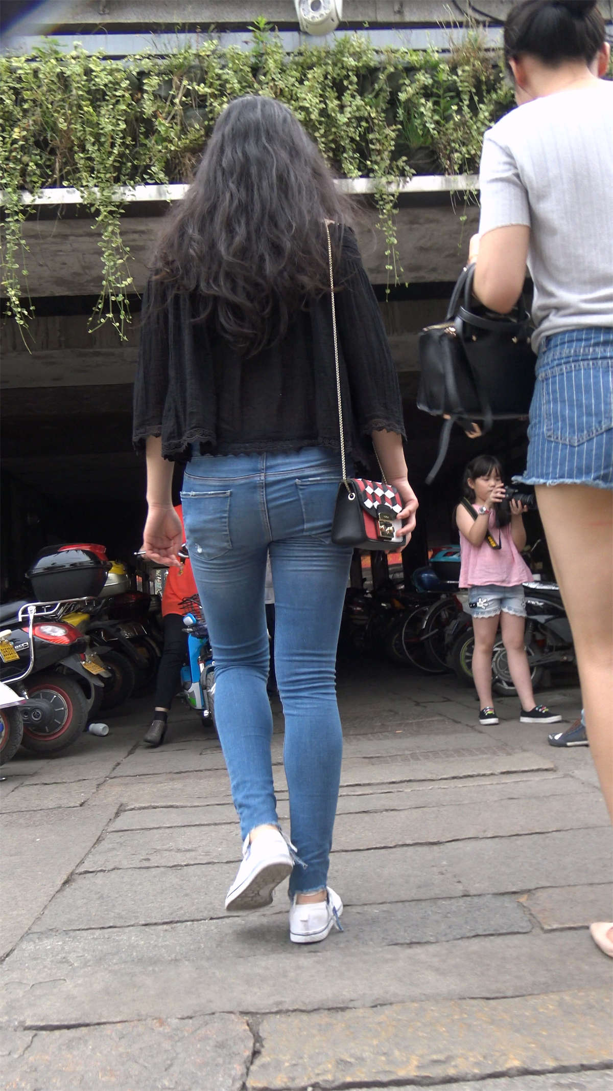 紧身牛仔帆布鞋白腿热裤美女-日更街拍