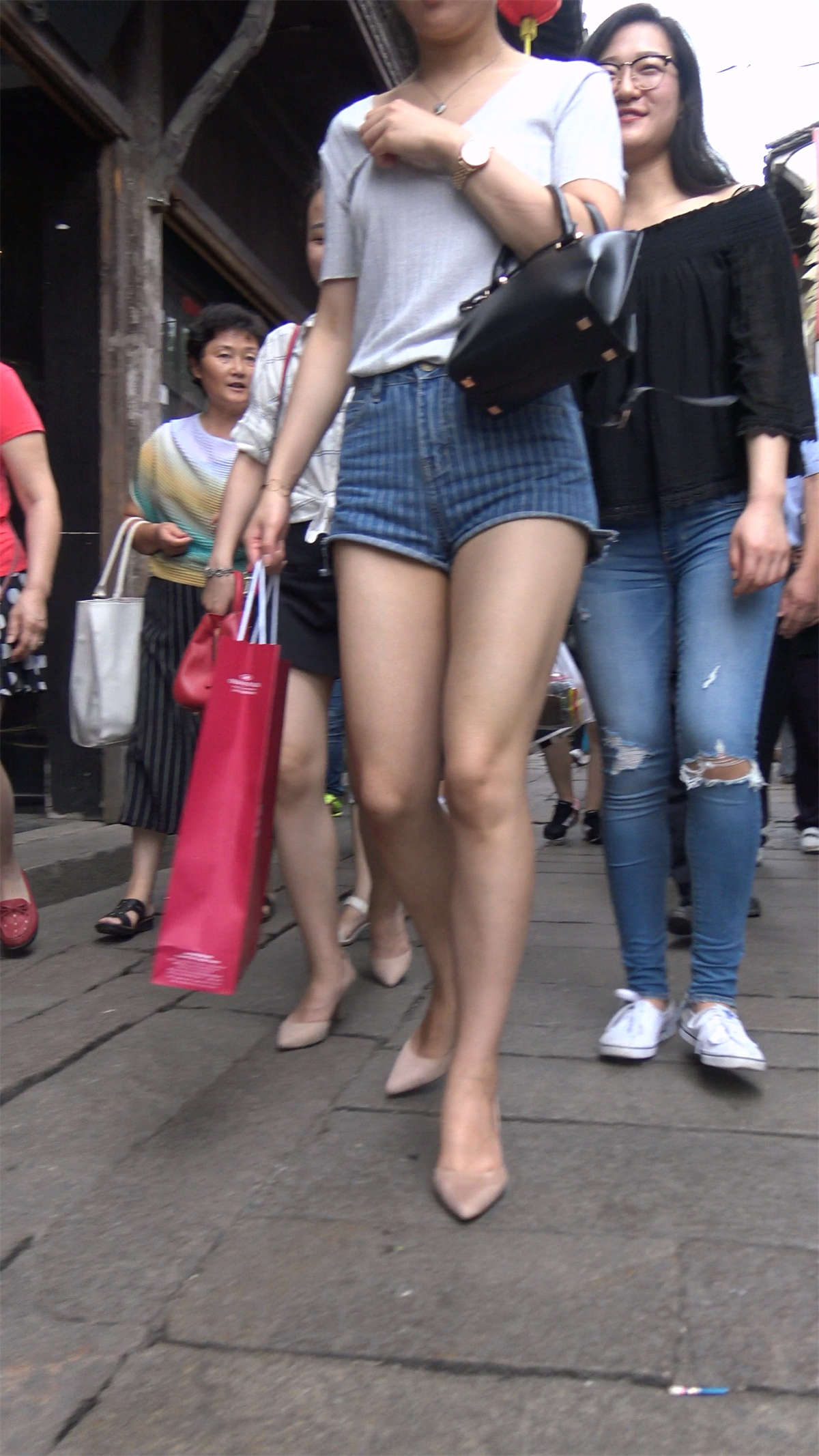 图片[2]-紧身牛仔帆布鞋白腿热裤美女-日更街拍