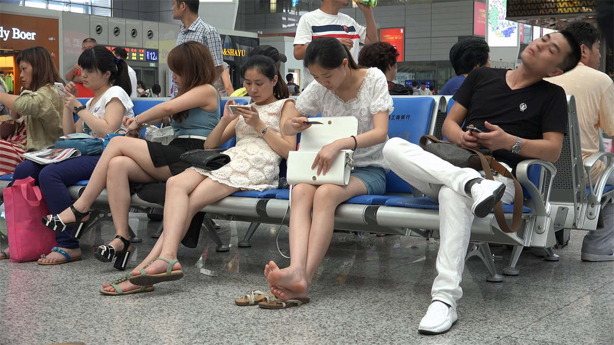 青涩的姑娘双脚离鞋，露出了光滑干净的足底-日更街拍