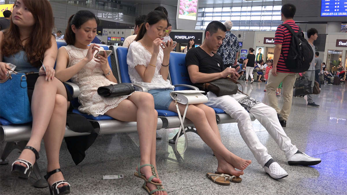 图片[2]-青涩的姑娘双脚离鞋，露出了光滑干净的足底-日更街拍