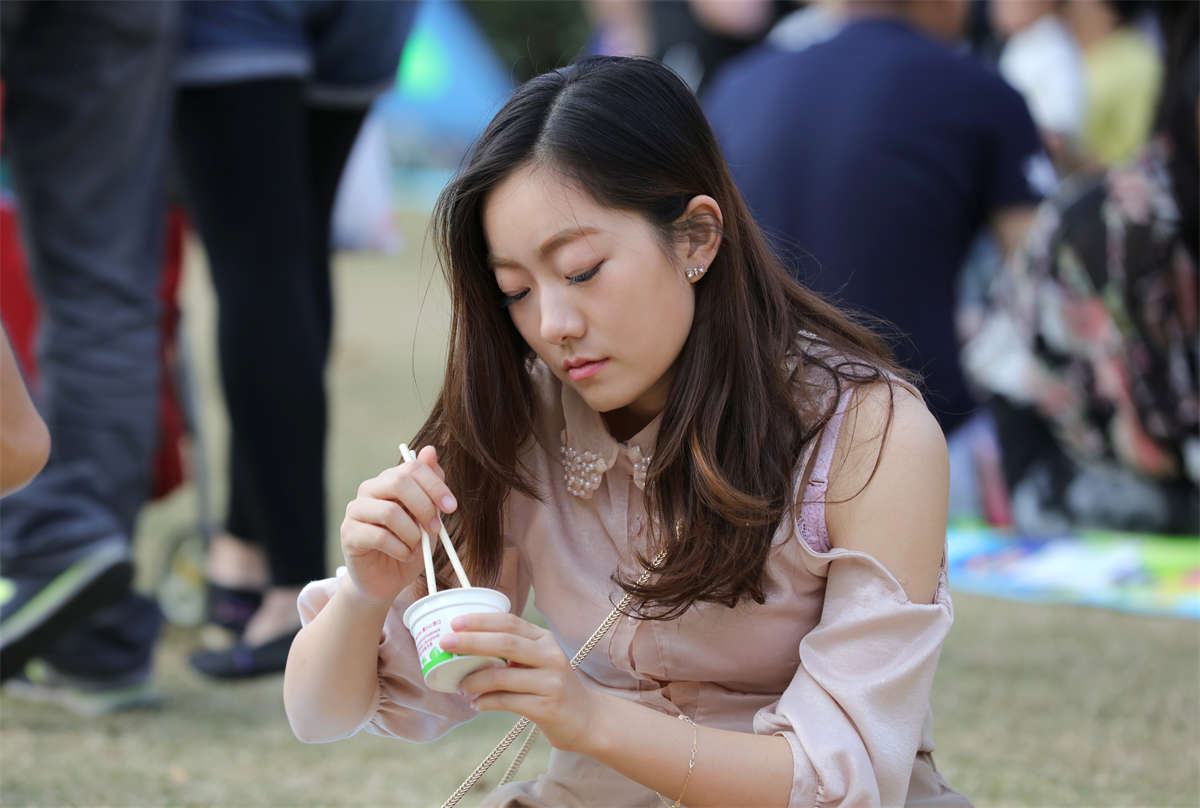 踏青公园街拍系列No.1127 长发美女多姿势演绎长丝风情 第1套-日更街拍