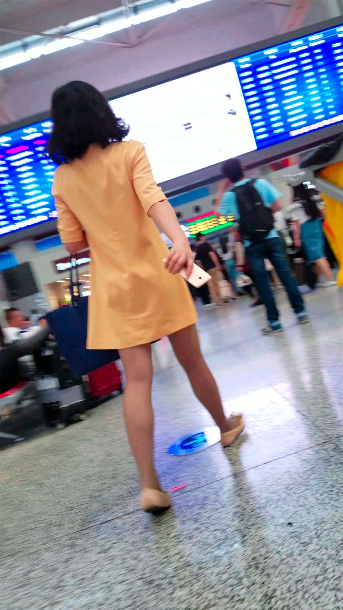 图片[2]-[4K高清视频]黄色连衣裙灰丝眼镜美眉-日更街拍