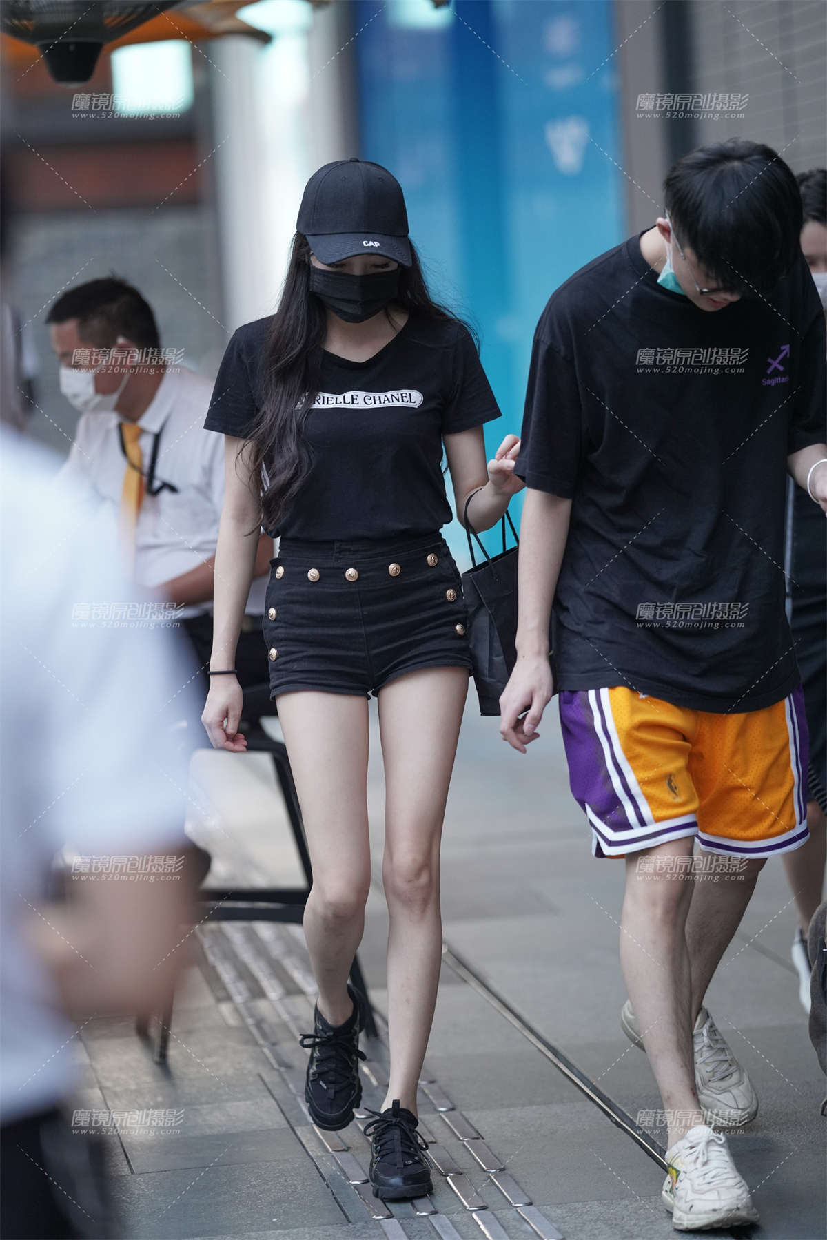 路边偶遇遛狗美眉-日更街拍