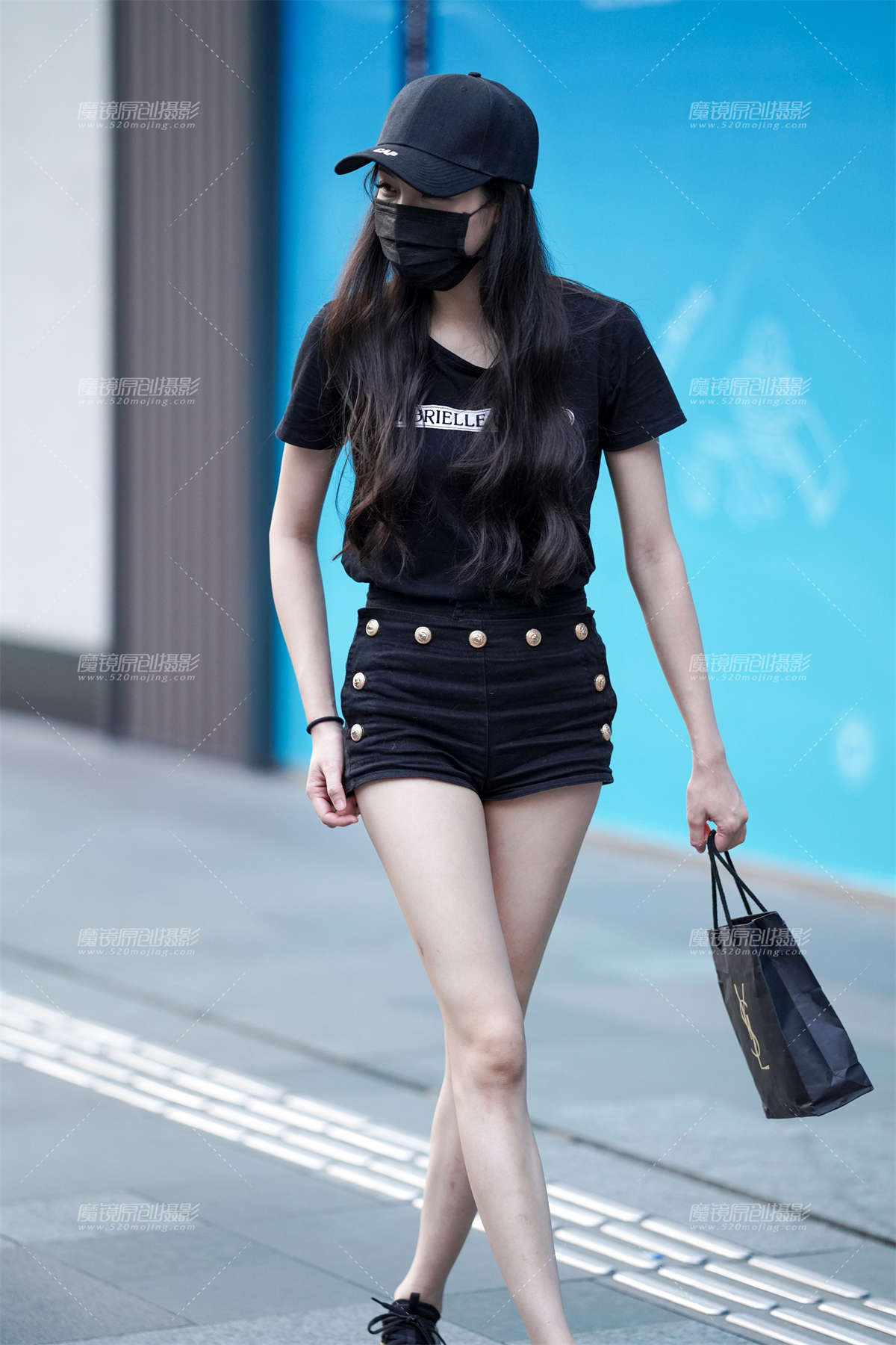 图片[2]-路边偶遇遛狗美眉-日更街拍