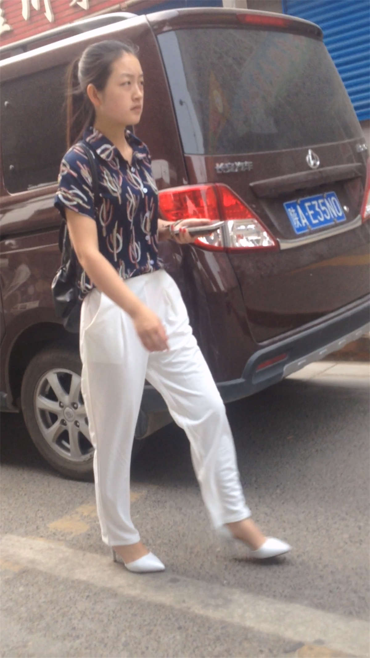 图片[2]-白色高跟美女白色微透休闲裤-日更街拍