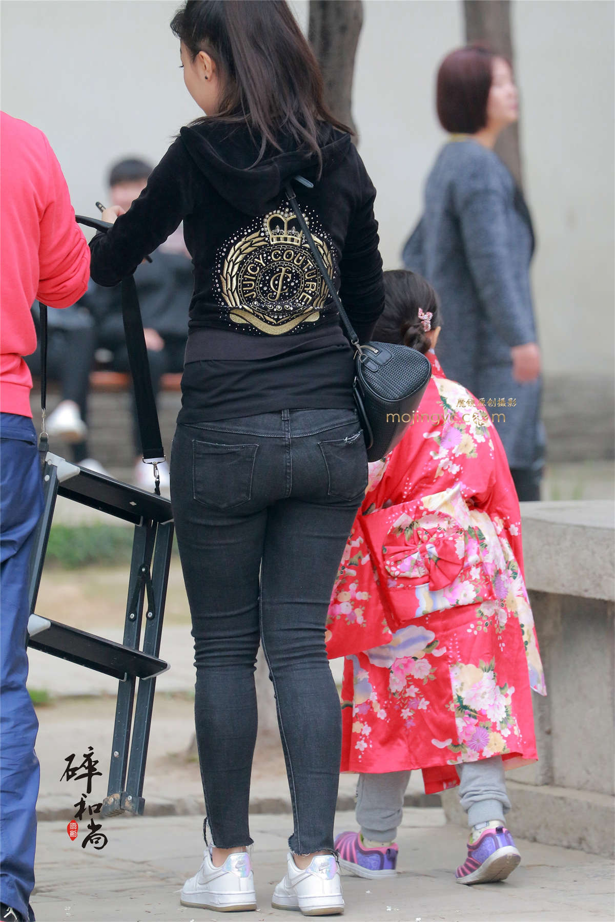 图片[2]-紧身翘臀牛仔美少妇（18P）-日更街拍