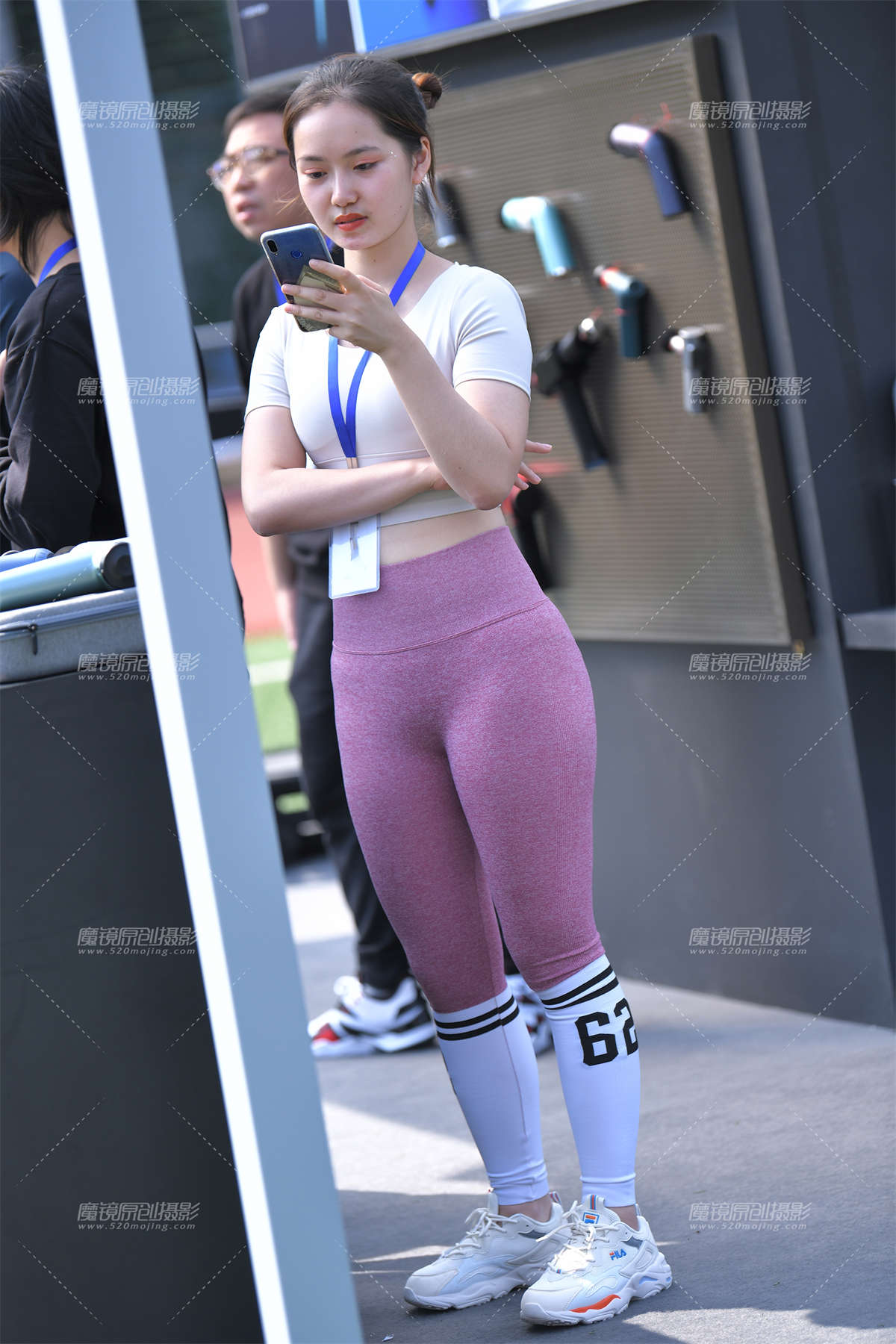 白衣粉裤-日更街拍