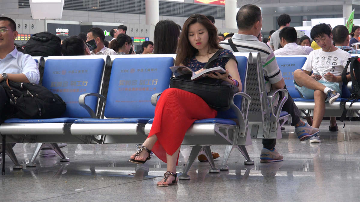 姑娘蓝衣红裙，长得漂亮，脚型还算凑合-日更街拍