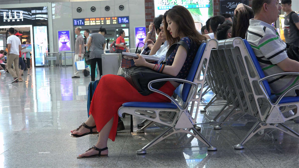 图片[2]-姑娘蓝衣红裙，长得漂亮，脚型还算凑合-日更街拍