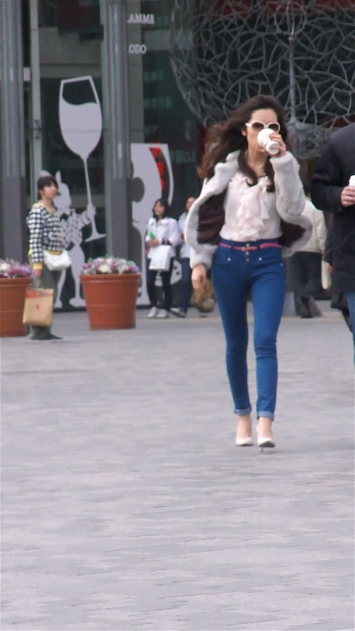 图片[2]-蓝色紧身裤MM跟老外一起逛街-日更街拍