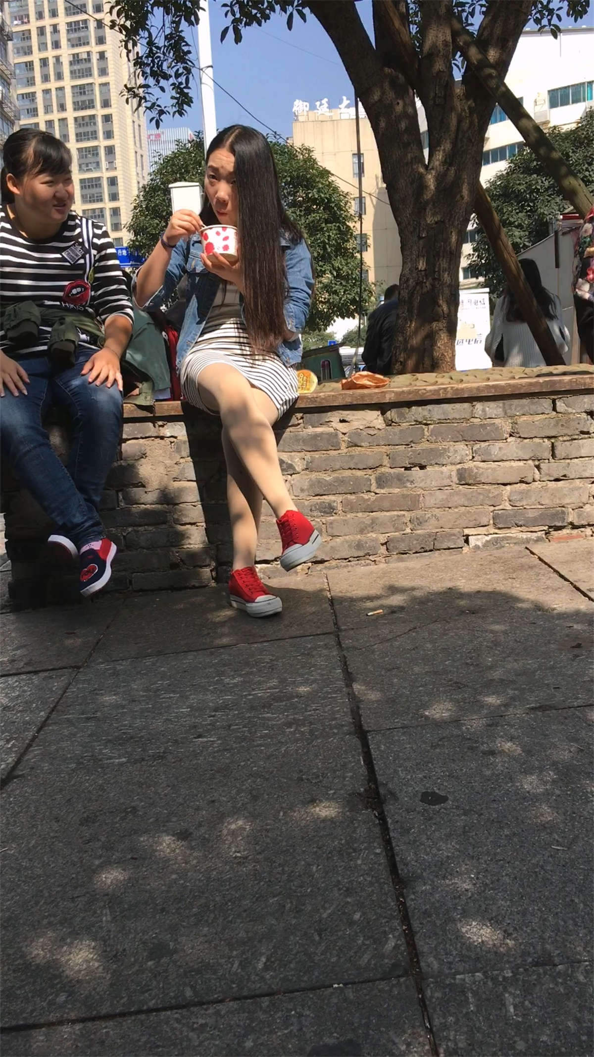 等男友的条纹连衣裙肉色丝袜长发小妹-日更街拍