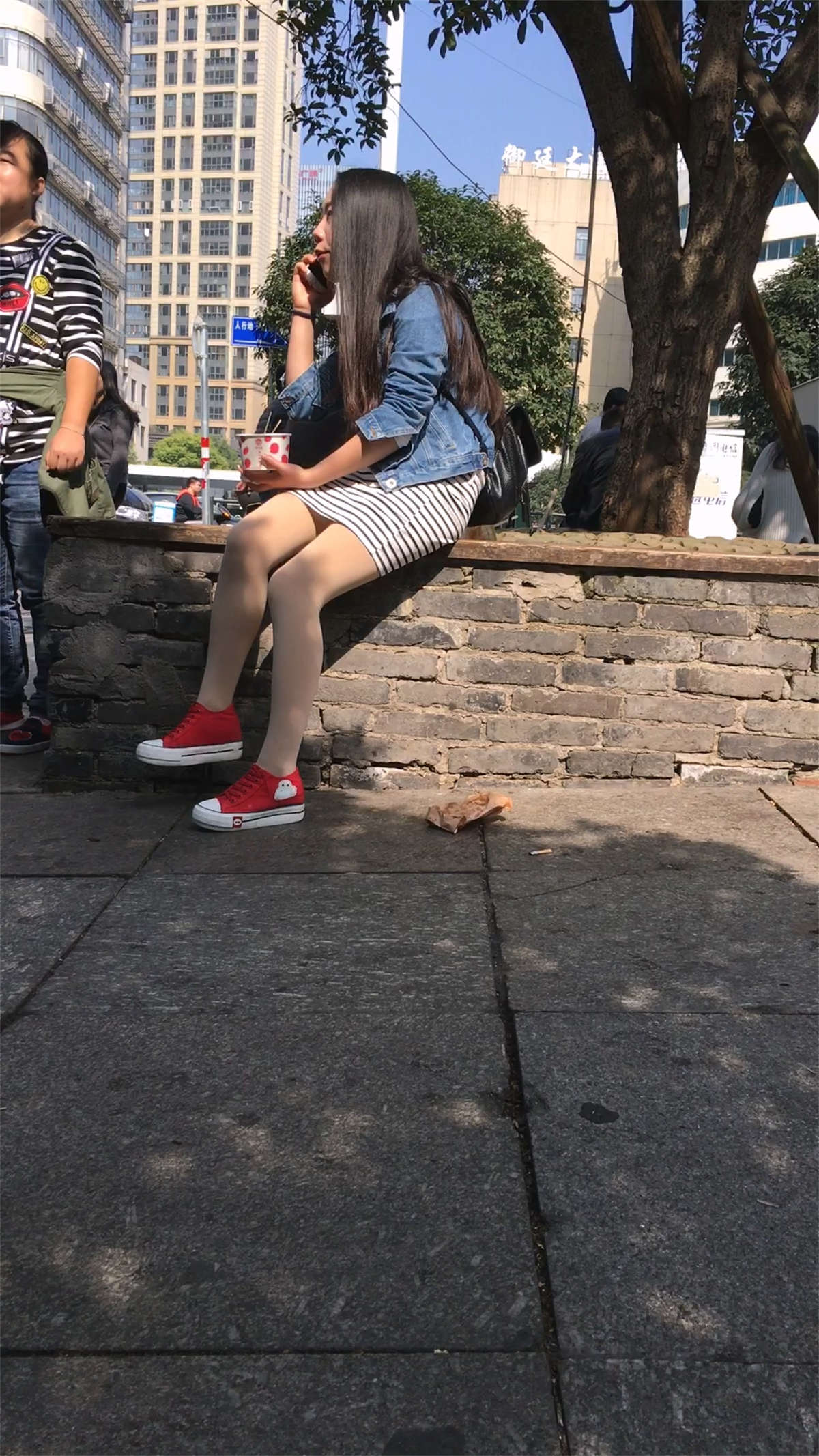 图片[2]-等男友的条纹连衣裙肉色丝袜长发小妹-日更街拍