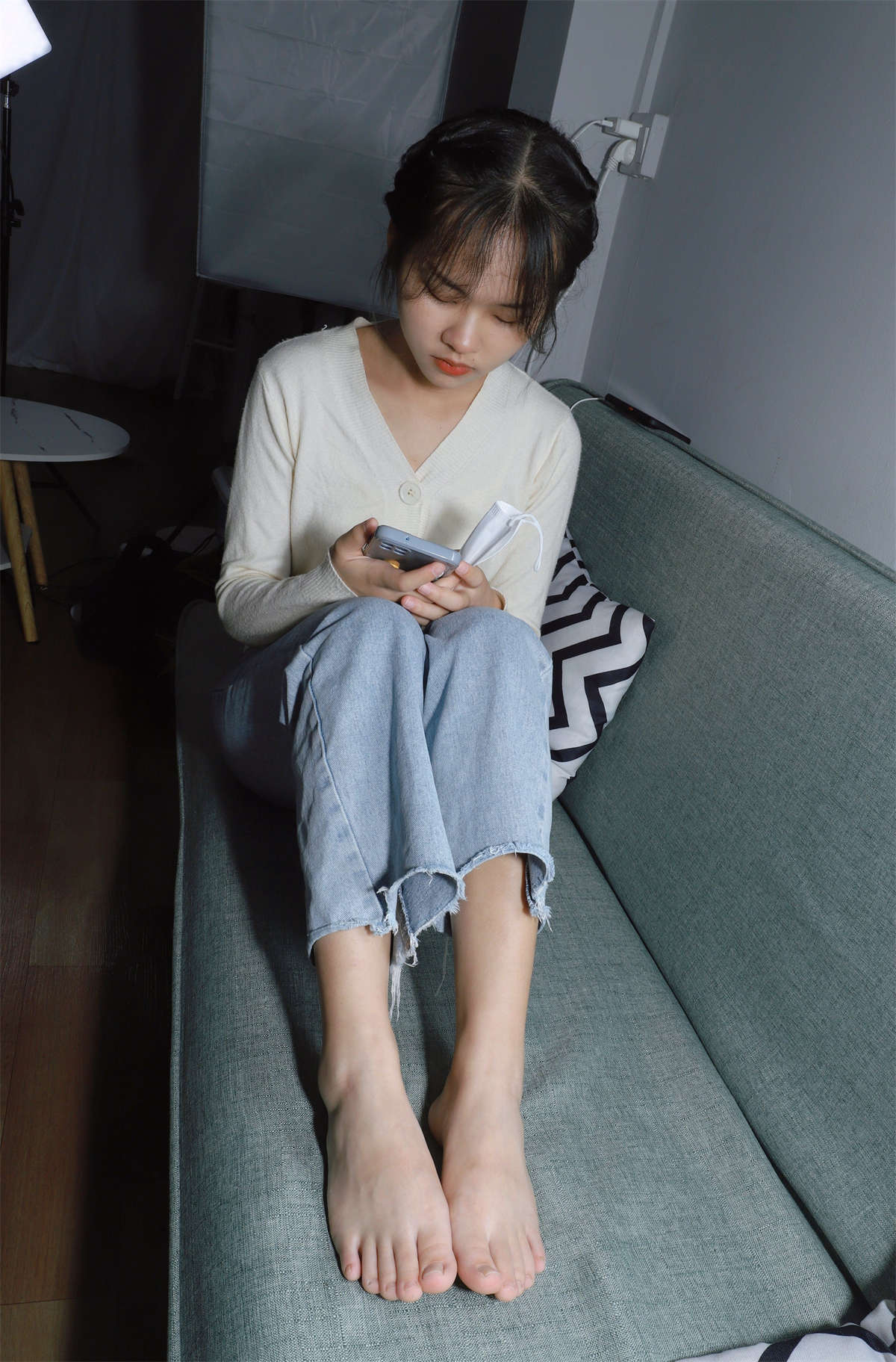 图片[2]-aapary摄影 No.083 大学生秀秀展示36码小嫩脚-日更街拍