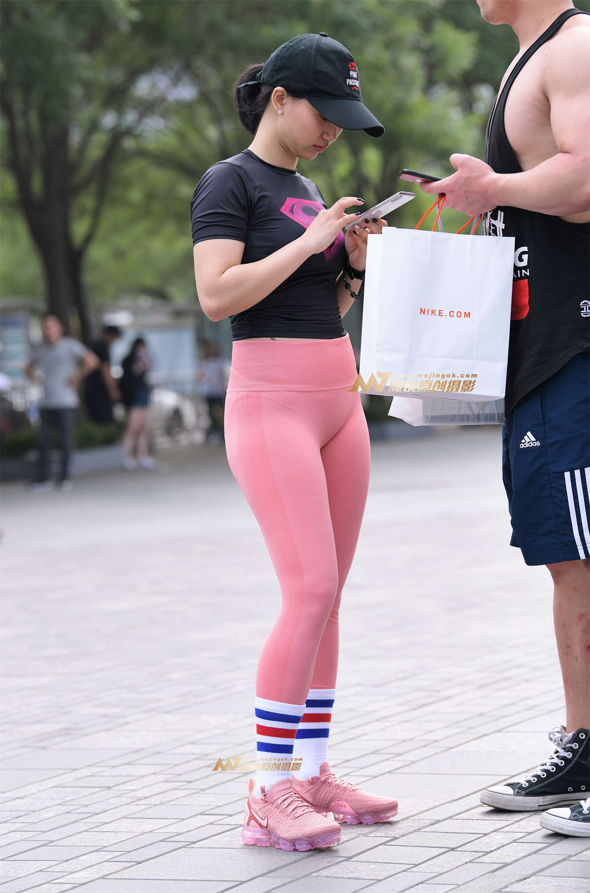 【街拍之魂赛帖】B102、靓丽粉色健身达人-日更街拍