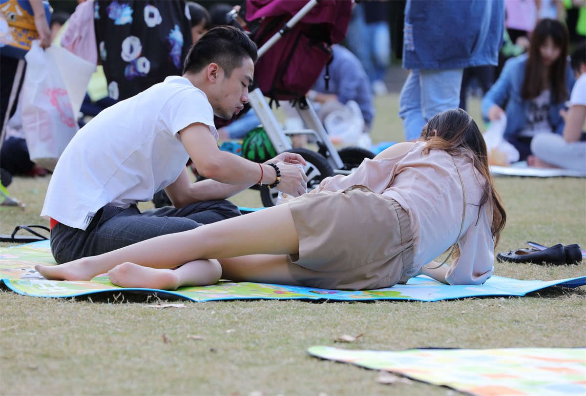 图片[2]-踏青公园街拍系列No.1128 长发美女多姿势演绎长丝风情 第2套-日更街拍