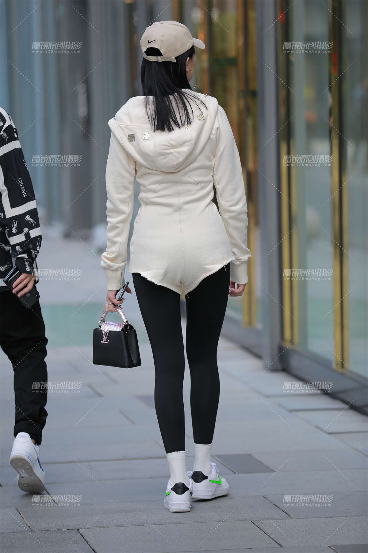 图片[2]-【玻璃街拍】紧身裤连体衣女友-日更街拍