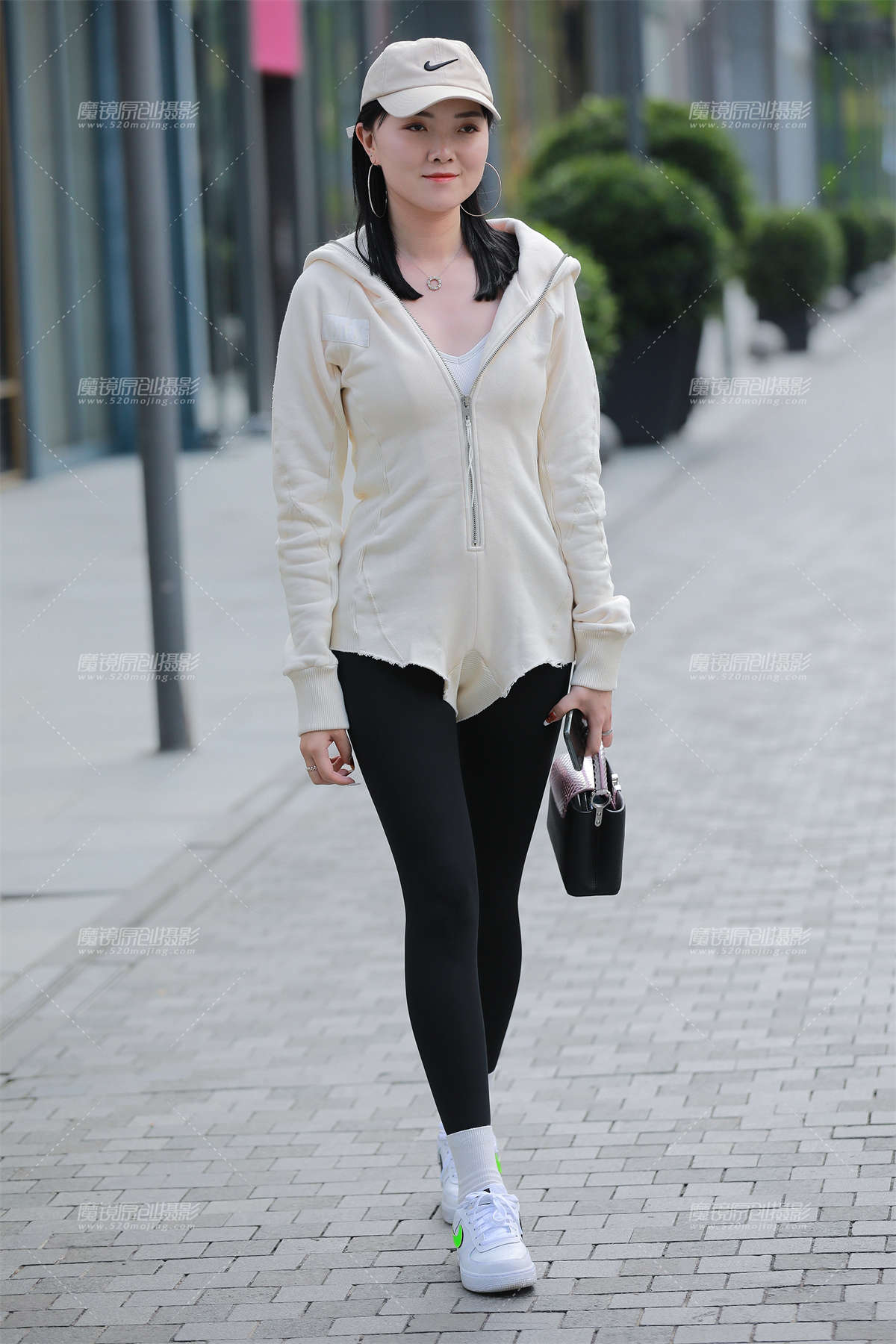 【玻璃街拍】紧身裤连体衣女友-日更街拍