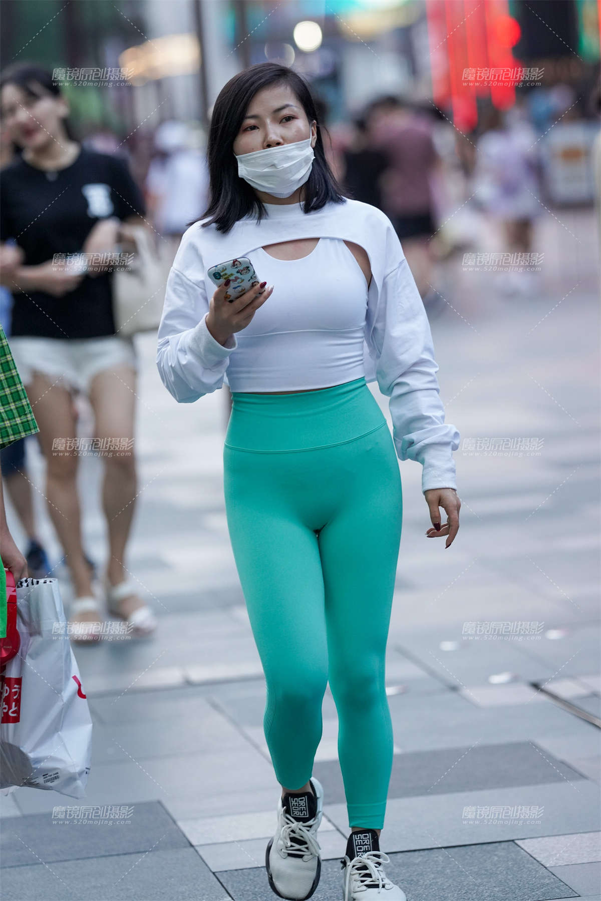 每次见她都穿瑜伽裤-日更街拍